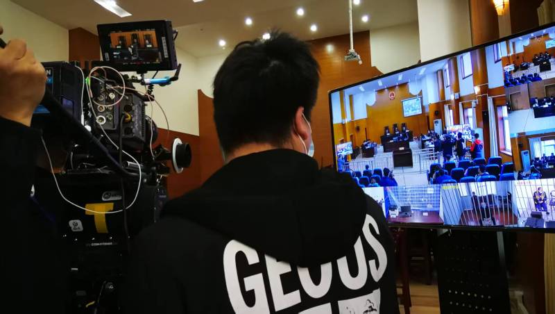 AI生成VS人工创意——平乡县广告片拍摄公司的技术浪漫主义实践
